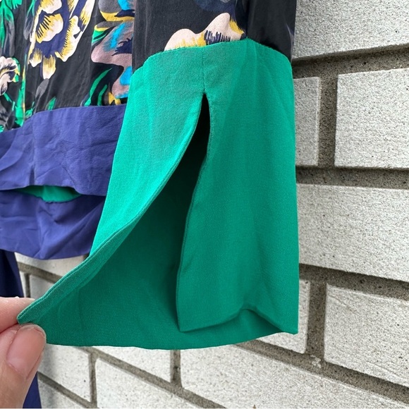 Diane Von Furstenberg 100% Silk Crossover Tie Blouse Blue Green Black Floral - Picture 11 of 15